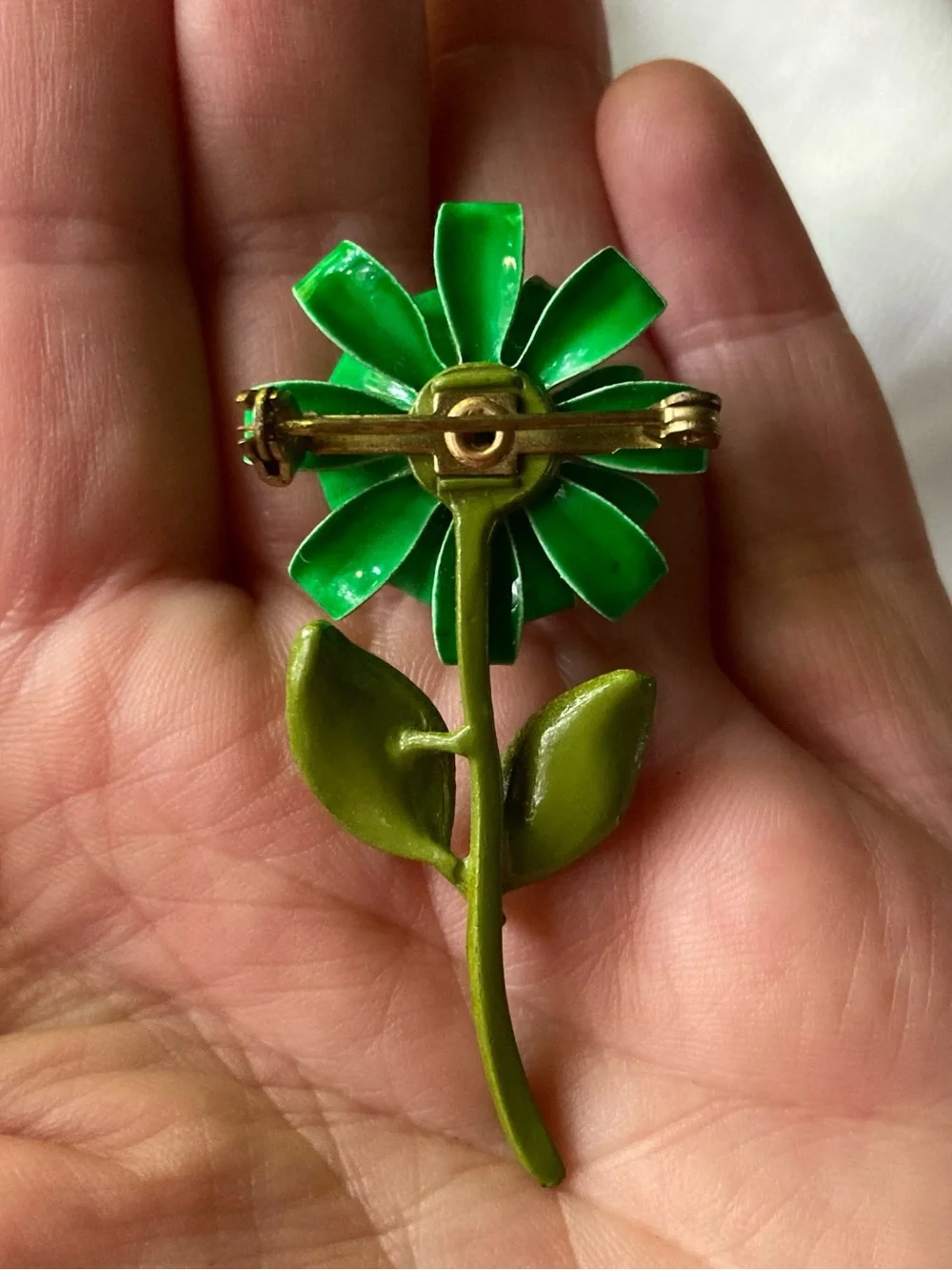 Vintage Ornate Design Green Enamel Flower Brooch Pin!